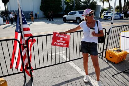 A supporter of Donald Trump, this Thursday before the federal courthouse in Fort Pierce (Florida).