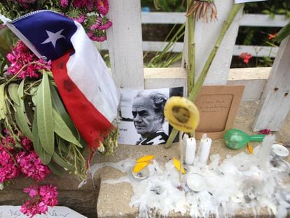 Detalle de un altar en honor a Nicanor Parra frente a su casa en Las Cruces. 