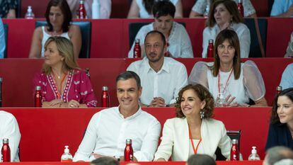 El presidente del Gobierno, Pedro Sánchez; y la ministra de Hacienda y Función Pública, María Jesús Montero, durante el Comité Federal del PSOE el 23 de julio de 2022.