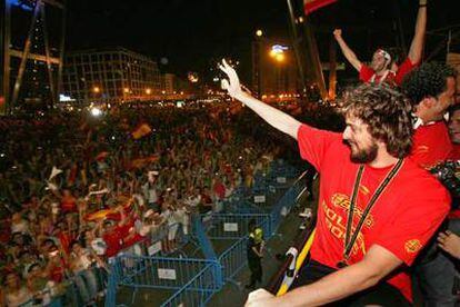 Pau Gasol, junto con todos sus compañeros, saluda a los aficionados congragados en Plaza de Castilla.