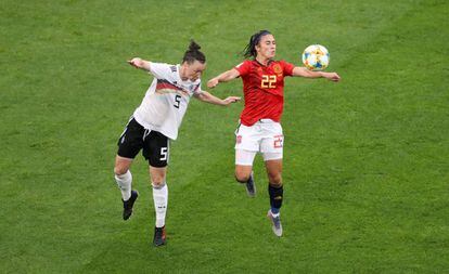 Marina Hegering (I) intenta robarle la pelota a Nahikari.