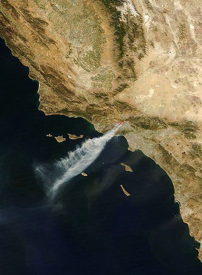 Una vista de los incendios en el sur de California, imagen tomada desde un satélite y difundida por la Nasa