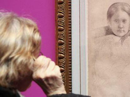 Asistente a la muestra de dibujos de Degas en la Fundaci&oacute;n Canal.