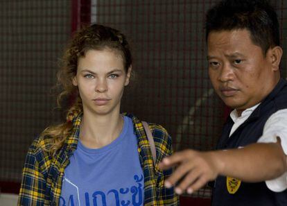 Anastasia Vashuk&eacute;vich, el pasado 28 de febrero junto a un polic&iacute;a tailand&eacute;s
