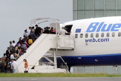Familias de gitanos rumanos abordan en el aeropuerto de París un avión con destino a Bucarest.
