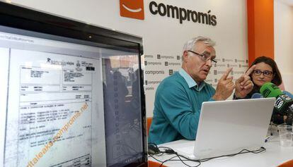Joan Ribó i Mònica Oltra, portaveus de Compromís, amb una mostra de les factures penjades al web Ritaleaks.