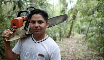 En la una de las concesiones forestales comunitarias de la Reserva de la Biosfera Maya, Alvin Mitdael Macz Pop, miembro de la comunidad, utiliza una motosierra para mantener los cortafuegos.