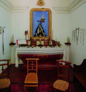 Las familias Trincheria y Vila, que durante generaciones vivieron en La Vila, tenían una capilla de la que se conserva intacto todo el mobiliario. |