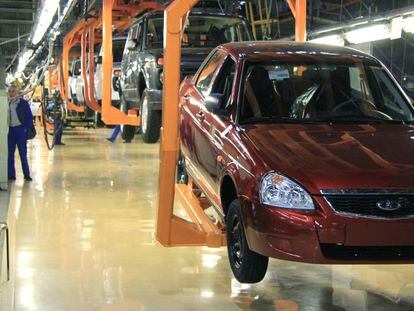 Línea de montaje en una planta de Avtovaz, compañía de la que Renault vendió su participación del 67,7%.