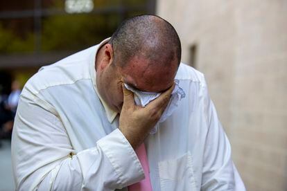 Paul Jamrowski, quien perdió en el ataque a su hija, Jordan y a su yerno, llora afuera del tribunal federal en El Paso.