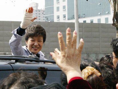 Imagen de archivo tomada en 2004 de la campa&ntilde;a electoral de la entonces candidata a presidenta Park Geun-hye.