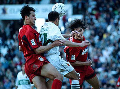 Serrano lucha por el balón entre Hibic y Armando.