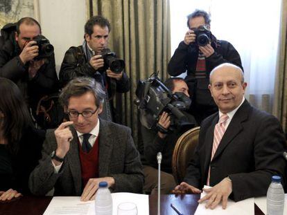 El ministro de Educaci&oacute;n, Cultura y Deporte, Jos&eacute; Ignacio Wert (derecha) y el secretario de Estado, Jos&eacute; Mar&iacute;a Lassalle, durante la reuni&oacute;n con la industria del cine. 