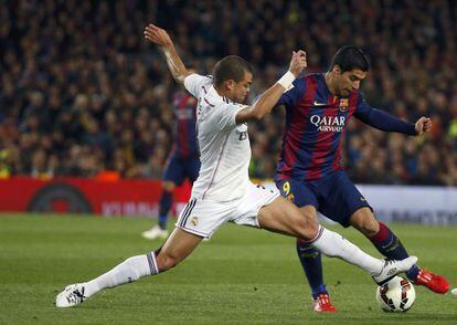 Pepe tracta de prendre la pilota a Suárez.