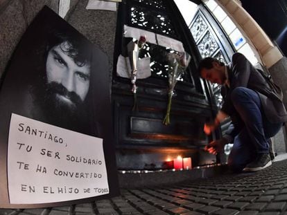 Un retrato de Santiago Maldonado y velas en la puerta de la morgue de Buenos Aires.
