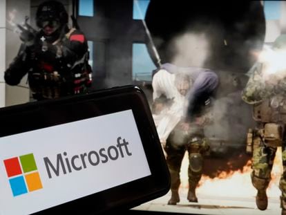 El logo de Microsoft, con el fondo de una escena del videojuego 'Call of Duty. Modern Warfare', de Activision Blizzard.