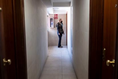 Sara Blázquez, agente inmobiliaria de Alamia, la semana pasada durante la visita a una clienta en un piso de Simancas, en el este de Madrid.