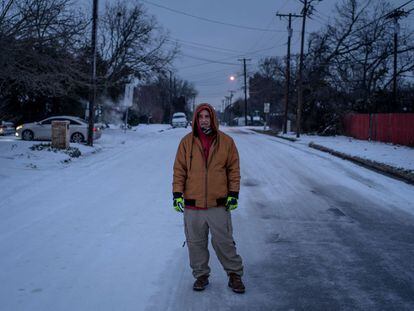 Charles Andrews, de 57 años, camina a casa por el vecindario de Waco.