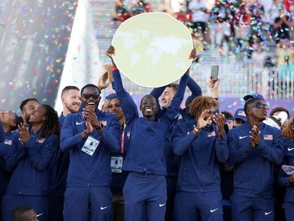 Athing Mu levanta el trofeo del mejor equipo del Mundial de Atletismo rodeada del resto de participantes estadounidenses.