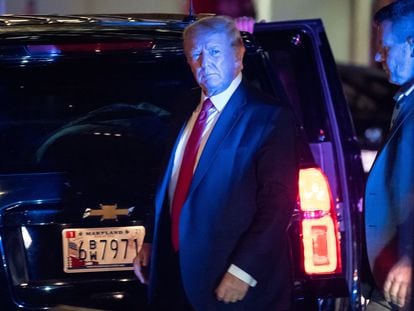 El expresidente Donald Trump, ayer, a su llegada la torre Trump tras el registro que llevó a cabo el FBI en su mansión de Mar-a-Lago.