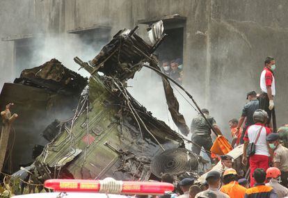 Según datos recopilados por Aviation Safety Network, en la última década ha habido diez accidentes con víctimas mortales en aviones militares indonesios. En la imagen, personal de rescate trabajan en el lugar del siniestro, el 30 de junio de 2015.