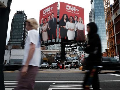Un anuncio de CNN+, este jueves, en Nueva York.