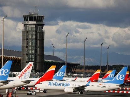 Aviones de Iberia y Air Europa en el aeropuerto de Barajas, Madrid.
