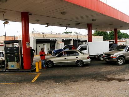 Fila de conductores que esperan para cargar gasolina en Marcaibo, Venezuela, en diciembre 2022.