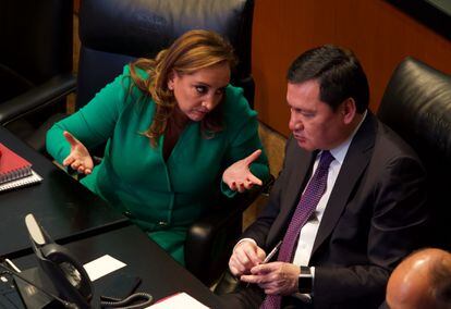 Claudia Ruiz Massieu y Miguel Osorio Chong, durante sesión extraordinaria en el Senado de la República, en febrero de 2019.