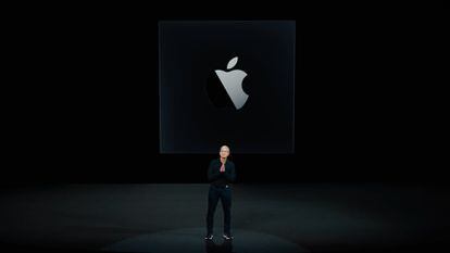 Tim Cook, CEO de Apple, anuncia que la compañía pasará a utilizar sus propios chips en los ordenadores de mesa y portátiles durante su presentación anual de novedades.