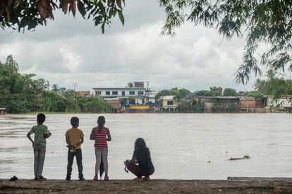 Algunos jóvenes contemplan desde el lado colombiano, la ciudad de La Victoria, territorio venezolano.  Allí, el ejército de Caracas lanzó una ofensiva contra los disidentes de las FARC.