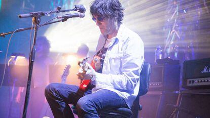 Jason Pierce de Spiritualized tocando en el Instituto de Física Mental de Joshua Tree, en EE UU.