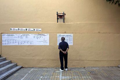 Un home mira una llista electoral a Atenes (Grècia).