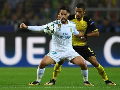 Isco protege el bal&oacute;n ante el marcaje de Jeremy Toljan en el partido contra el Borussia. 