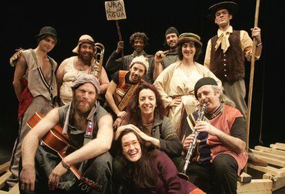 Maite Agirre (en el centro de la segunda fila) con los actores que interpretan la obra inspirada en el Quijote.