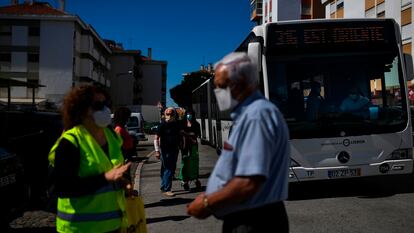 Una funcionaria del ayuntamiento de Loures, en la Gran Lisboa, distribuye mascarillas e información por las calles de la ciudad