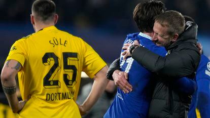 Potter se abraza ayer con Chilwell después de la victoria del Chelsea ante el Dortmund.