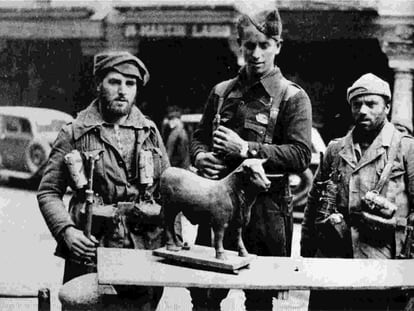 Milicianos con el Torico, tras ser desmontado de su pedestal en 1938.