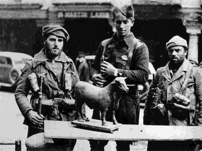 Milicianos con el Torico, tras ser desmontado de su pedestal en 1938.