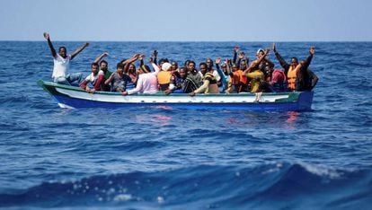 Una patera rescatada en el Mediterráneo