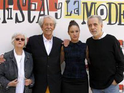 El director Fernando Trueba (d) posa con el actor francés Jean Rochefort y las actrices Aida Folch (2d) y Chus Lamapreave (i) durante la presentación ayer de su película "El artista y la Modelo", en el Museo Thyssen Bornemisza.