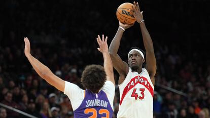 Pascal Siakam lanza a canasta frente a Cameron Johnson durante un partido de los Toronto Raptors contra los Phoenix Suns.