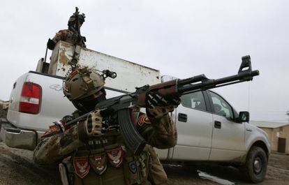 Fuerzas de seguridad iraqu&iacute;es se despliegan cerca de la provincia de Al Anbar, donde el Gobierno lucha contra grupos terroristas. 