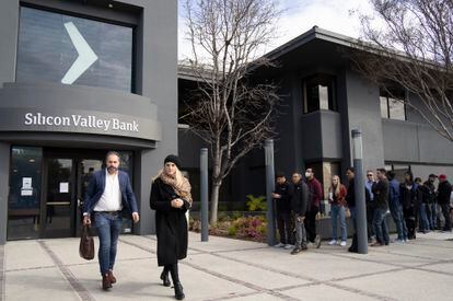 La gente espera frente a la sede de Silicon Valley Bank para retirar sus fondos, el 13 de marzo de 2023.