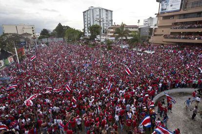 Aficionados costarricenses celebran en San José.