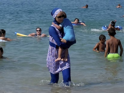 Una ba&ntilde;ista con burkini, en Marsella a finales de agosto.