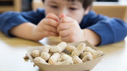 Un niño come cacahuetes.
