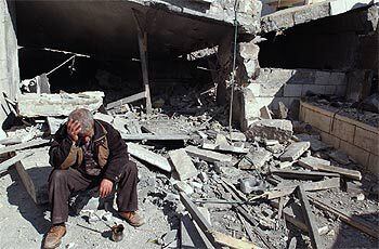 Un palestino sentado junto a los restos de su casa, demolida ayer al norte de Ramala por el Ejército israelí.