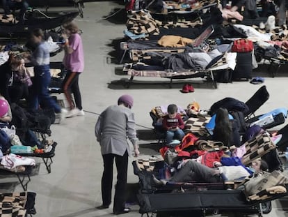 Refugiados de la guerra en Ucrania se alojan en un centro deportivo en Varsovia, Polonia. 