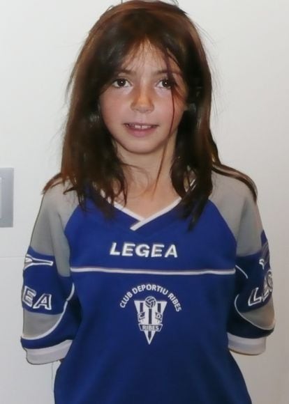 Aitana Bonmatí, de niña, con la camiseta de su primer equipo, el Club Deportiu Ribes.